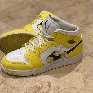 Air Jordan 1 Mids SE Rose Patch Dynamic Yellow